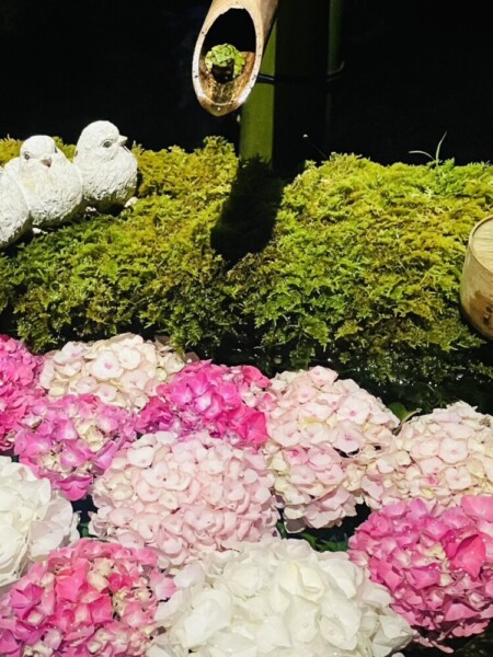 赤、白、ピンクのあじさいが生けられた柳谷観音楊谷寺の花手水「庭手水」