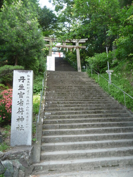 丹生官荘符神社　2010年6月6日　撮影：MKタクシー