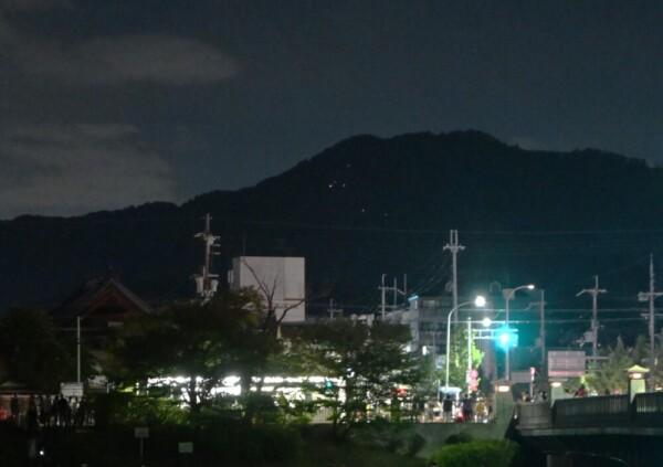 19:48　賀茂川西岸より大文字火床　撮影：MKタクシー