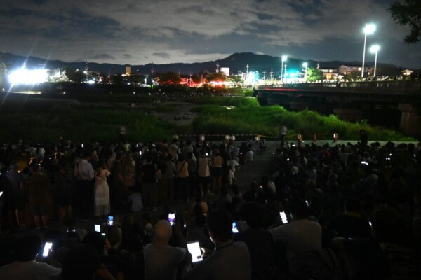19:58　賀茂川西岸より大文字火床　撮影：MKタクシー