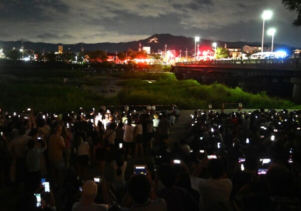 20:00　賀茂川西岸より大文字火床　撮影：MKタクシー