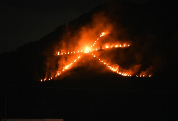 20:00　賀茂川西岸より大文字火床　撮影：MKタクシー
