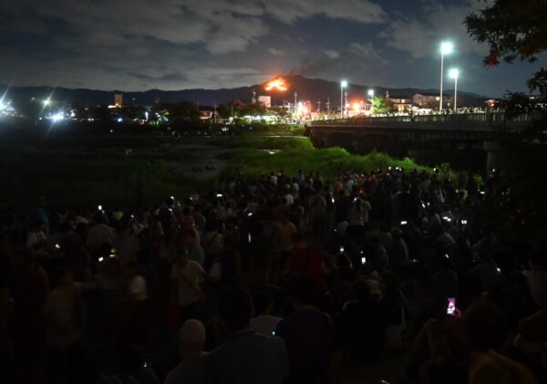 20:06　賀茂川西岸より大文字火床　撮影：MKタクシー