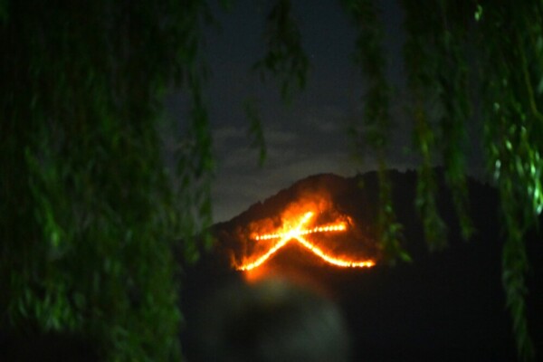 20:11　出町の柳と大文字　撮影：MKタクシー