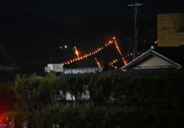 20:23 賀茂川西岸より「妙」　撮影：MKタクシー