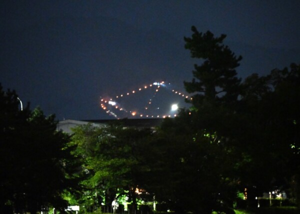 20:40 出雲路橋から船形　撮影：MKタクシー