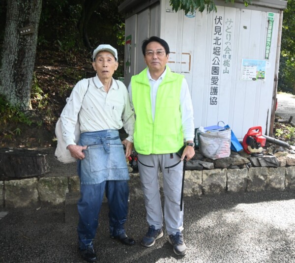 矢橋行雄（左）さんと「みどりの会伏見桃山」の倉庫　20204年10月9日　撮影：MKタクシー