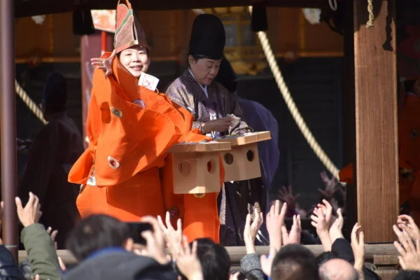 八坂神社豆まきの様子