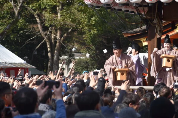 八坂神社豆まきの様子