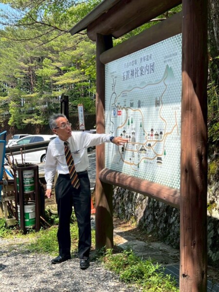 玉置神社をガイドする右近英貴ドライバー