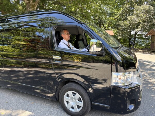 ジャンボハイヤー車両と右近英貴ドライバー