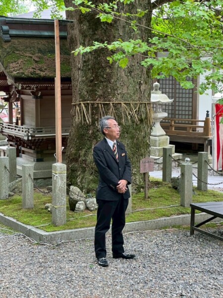 第12番札所の岩間寺を参拝する右近英貴ドライバー