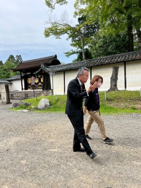 第11番札所の醍醐寺を案内する右近英貴ドライバー