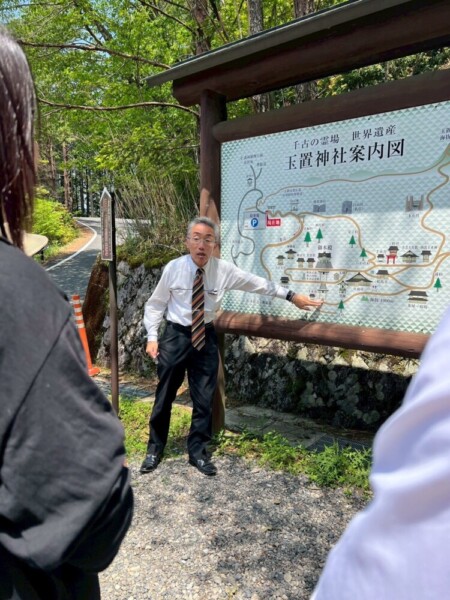 玉置神社をガイドする右近英貴ドライバー