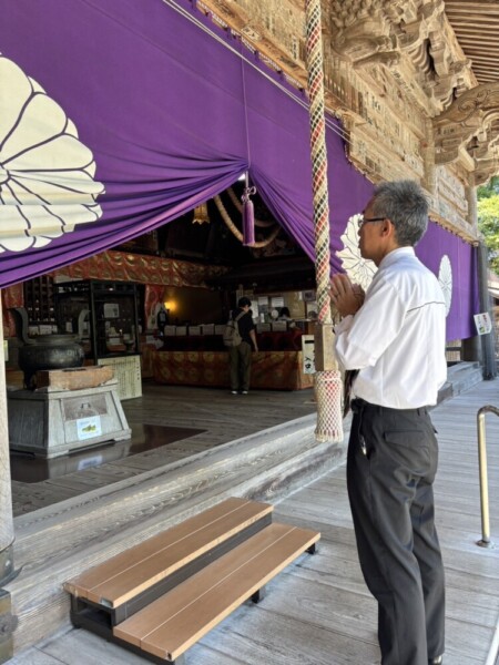 第28番札所の成相寺をお詣りする右近英貴ドライバー