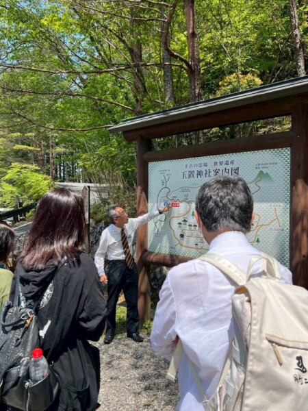 玉置神社をガイドする右近英貴ドライバー