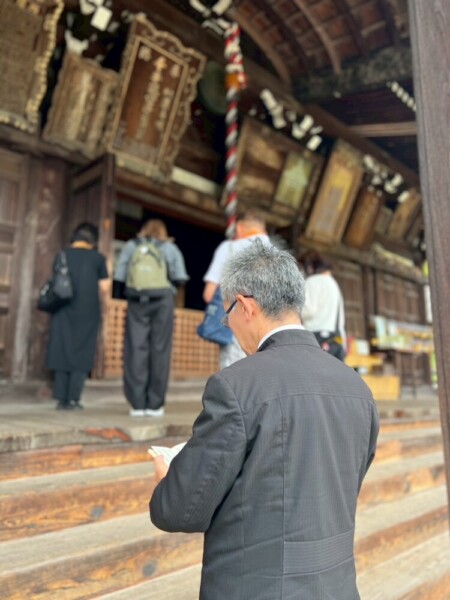 第10番札所の三室戸寺を参拝する右近英貴ドライバー