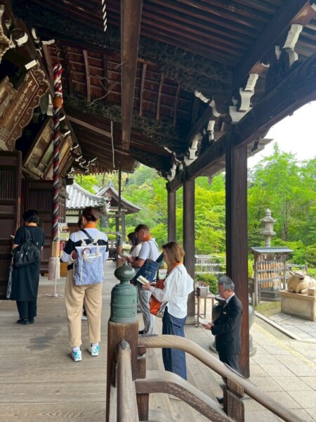 第10番札所の三室戸寺をツアー参加者とともにお詣りする右近英貴ドライバー
