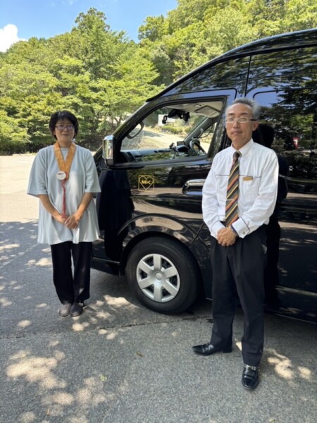 MKトラベル公認先達の牧幸代と右近英貴ドライバー