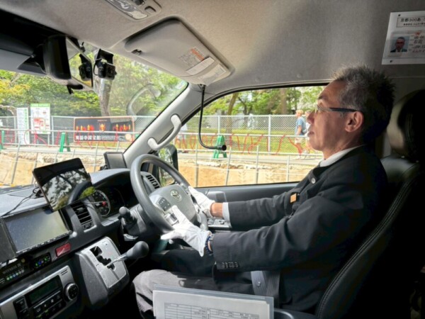 ジャンボハイヤーを運転する右近英貴ドライバー