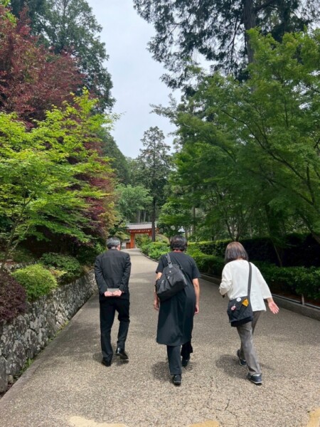 第10番札所の三室戸寺を参拝する右近英貴ドライバー
