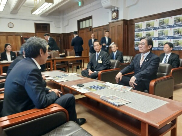 松井孝治市長とMKタクシーの京都観光おもてなしコンシェルジュへの取組みに話しが盛り上がる　2025年6月4日の寄付受納式にて