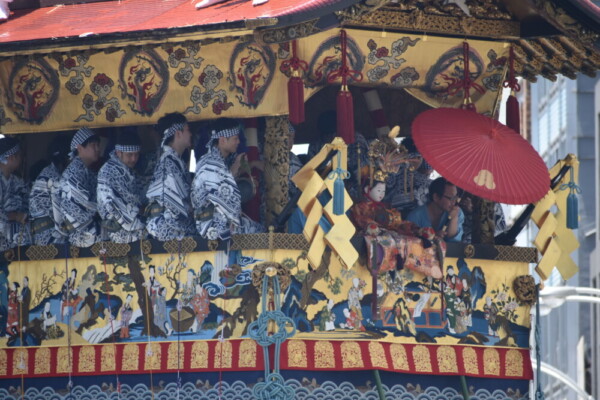 山鉾巡行で四条河原町を進む放下鉾と下水引　2023年7月17日　撮影：MKタクシー