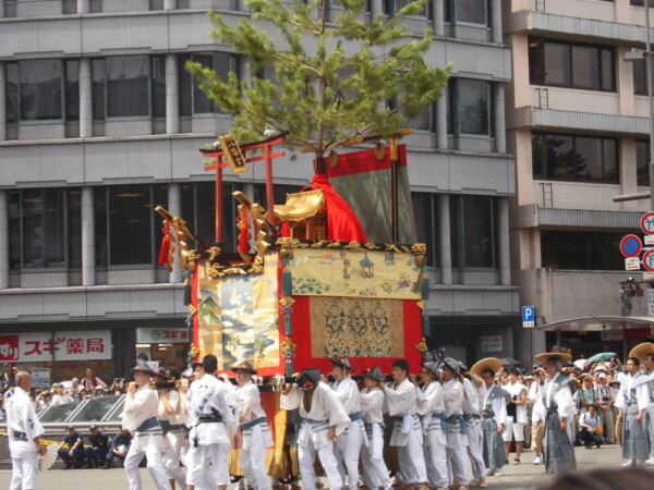 八幡山左側面上部の水引「十長生図」　2016年7月17日　撮影：MKタクシー