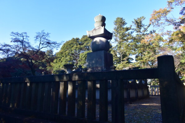 阿弥陀ヶ峰山頂の豊国廟に建つ石造五輪塔　2020年12月2日　撮影：MKタクシー