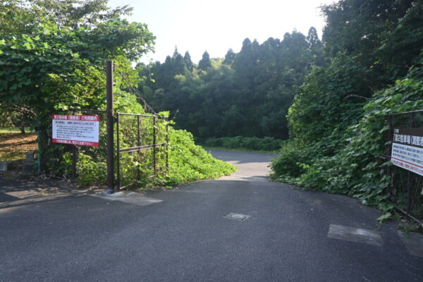 堀跡を買うようした駐車場兼遊水池　2025年9月9日　撮影：MKタクシー