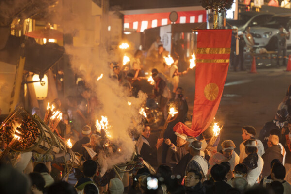鞍馬の里を行きかう松明　提供：井上 裕康｜Hiro Inoue (@hamnin1027ie)