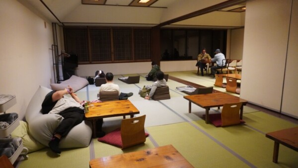 22：57　くらま温泉の休憩所で思いおもいに過ごすツアー参加者　撮影：MKトラベル