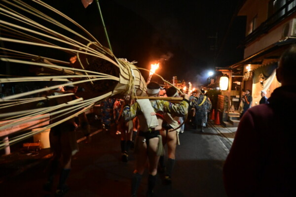 23：09　神輿の一行に「神楽松明」が合流　撮影：MKトラベル