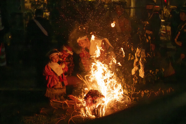 松明の炎を眺める親子　提供：井上 裕康｜Hiro Inoue (@hamnin1027ie)