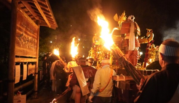 22：41　関係者のみ入れるくらま温泉へと入る神輿の一行　撮影：MKトラベルあ