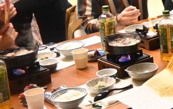 17:29　夕食は猪肉の「一人鍋御膳」　撮影：MKトラベル