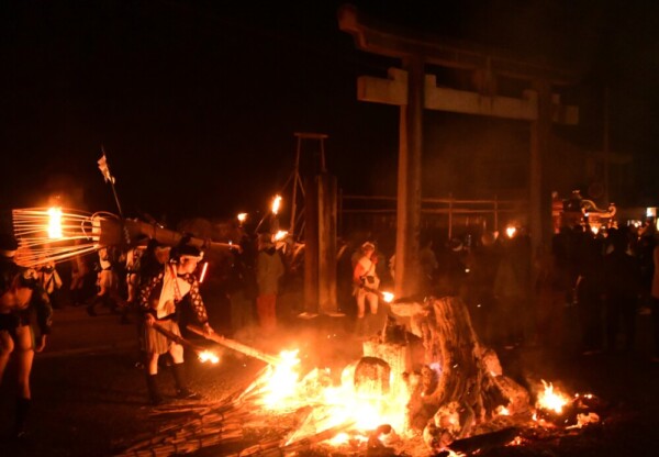 23：14　御旅所前を通過する神輿と待機する神楽松明　撮影：MKトラベル