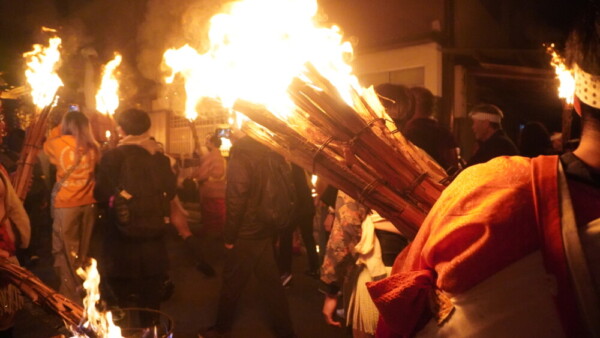 22：35　松明にはくれぐれも注意を　撮影：MKトラベル