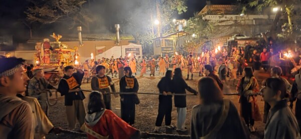 22：42　くらま温泉でツアー参加者も含めてみんなで曳いた神輿　撮影：MKトラベル