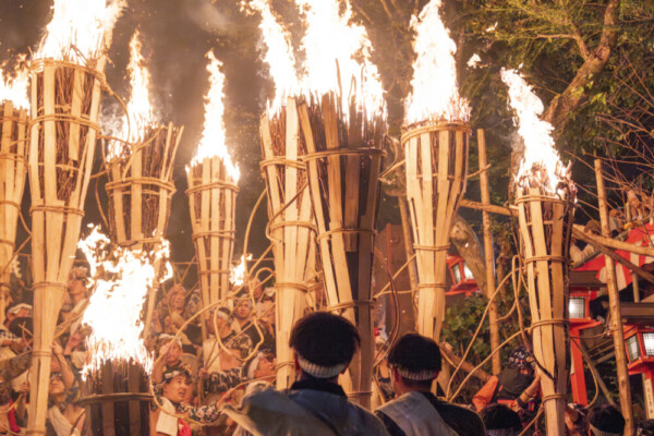 石段でも燃え盛る松明　提供：井上 裕康｜Hiro Inoue (@hamnin1027ie)