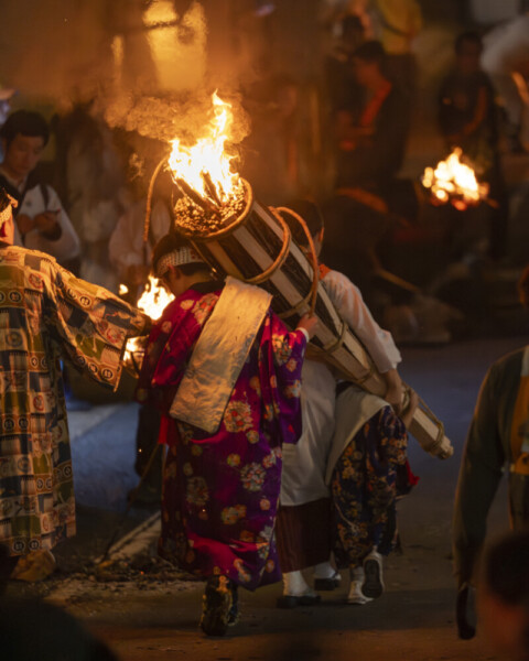 子どもが担ぐとっくり松明　提供：井上 裕康｜Hiro Inoue (@hamnin1027ie)