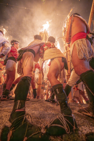 松明を掲げる若者　提供：井上 裕康｜Hiro Inoue (@hamnin1027ie)