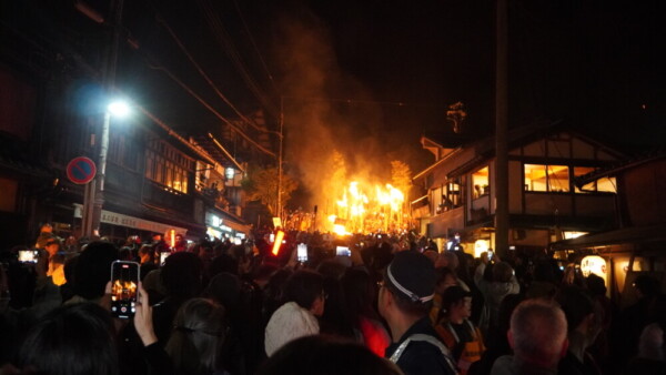 22：20　山門前の石段が正面に見えるまずまずの位置取りに　撮影：MKトラベル