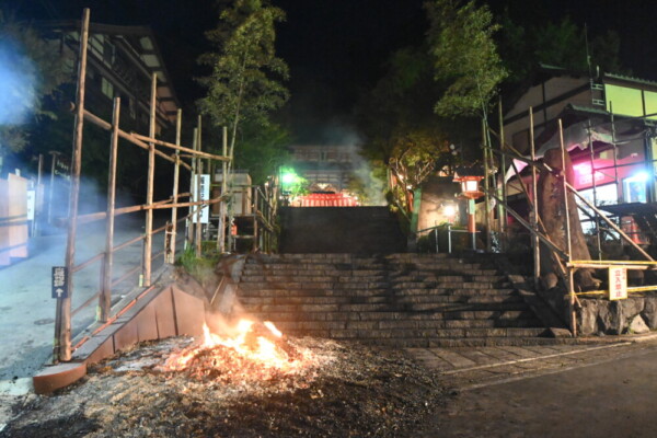 23：59　鞍馬寺の山門前　撮影：MKトラベル