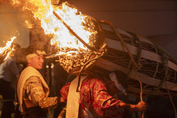 鞍馬の里を行きかう松明　提供：井上 裕康｜Hiro Inoue (@hamnin1027ie)
