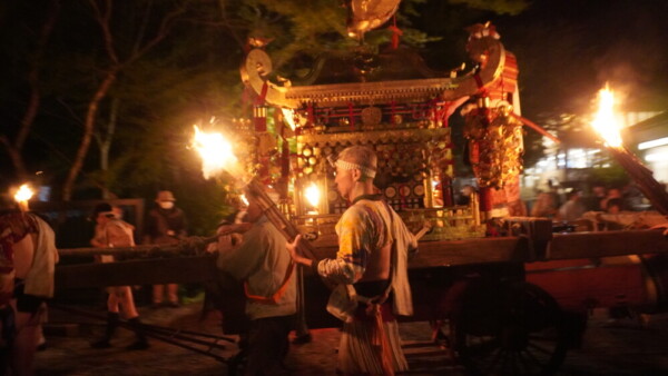 22：52　再び鞍馬の里へと繰り出す二基の神輿　撮影：MKトラベル