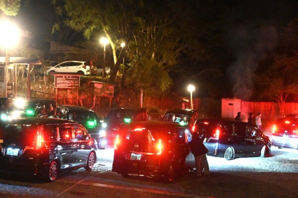 0：37　くらま温泉を出発するMKタクシー　撮影：MKトラベル