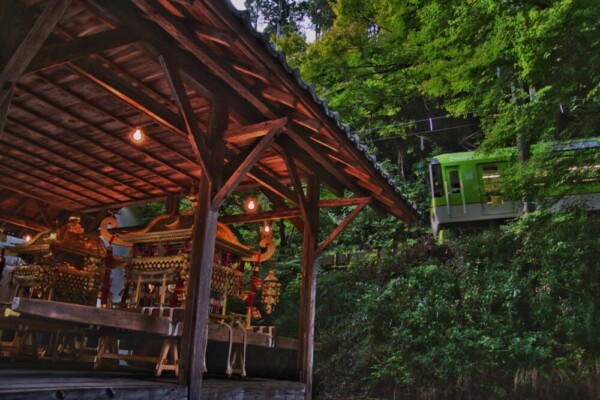 由岐神社の御旅所に安置される神輿と叡電の「きらら」　2024年10月23日　撮影：MKタクシー