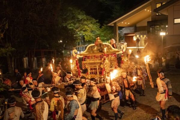 くらま温泉の駐車場を巡る神輿　提供：井上 裕康｜Hiro Inoue (@hamnin1027ie)