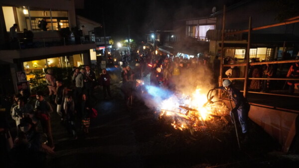 22：22　山門前での行事が終わり、大半の観光客は帰路に　撮影：MKトラベル